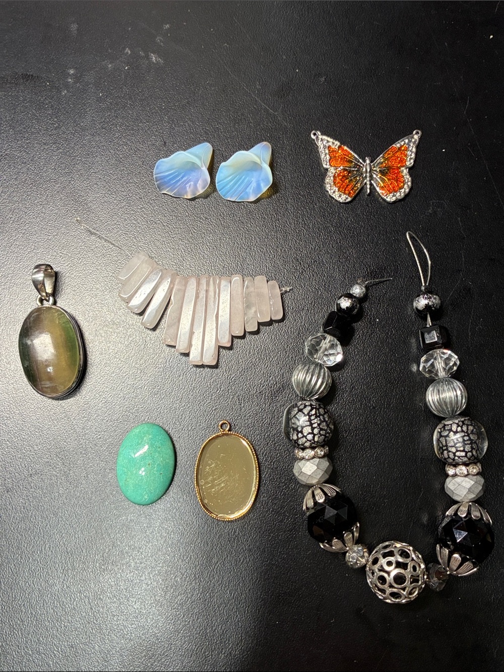 Lot of assorted gemstone and pendant beads